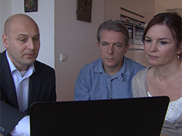 Drie mensen achter een laptop